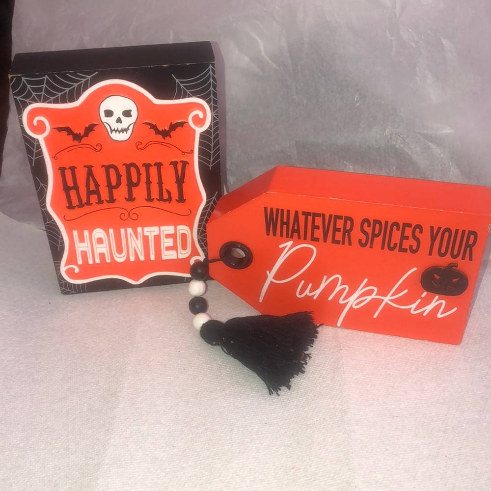 Michael’s sample,lot of two Halloween decoration.